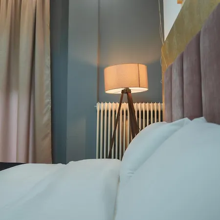 Square Apartment Aridaia