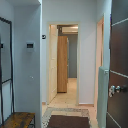 Square Apartment Aridaia